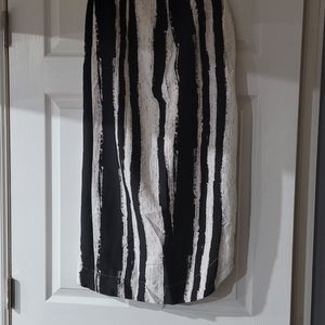 Very Classy skirt, with a little slit. (L)  It will go right below you r knee.